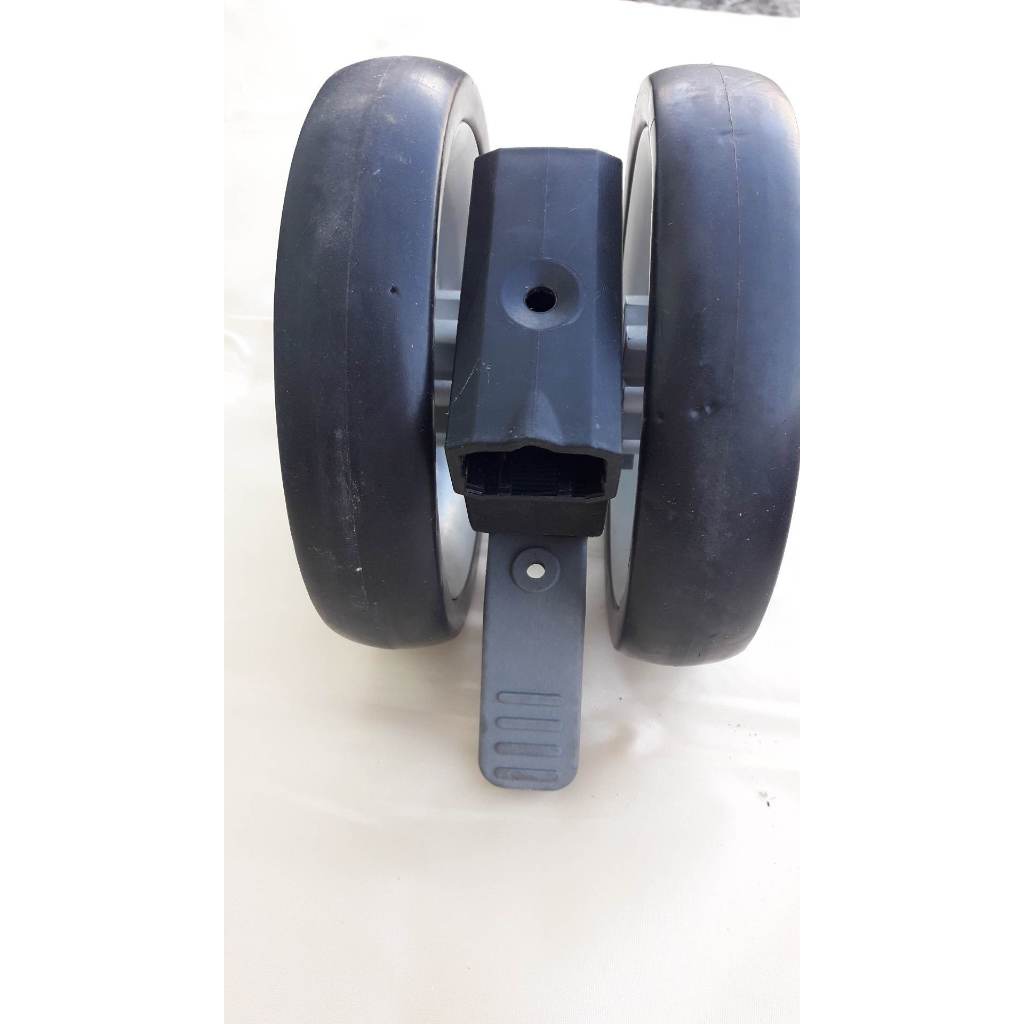 rodinha traseira do carrinho de bebe cosco