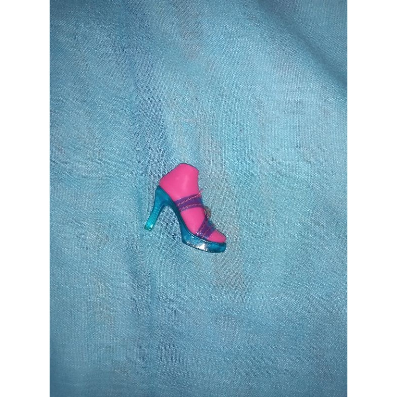 Acessório Boneca Bratz Sapato Azul com Rosa pé esquerdo.