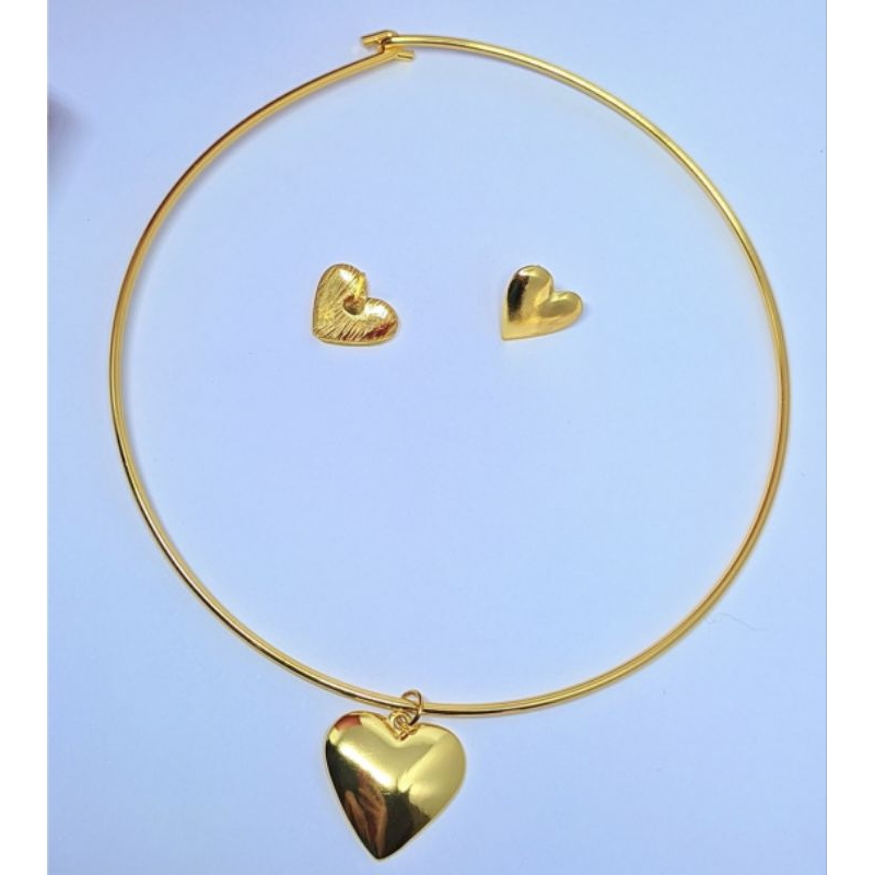 Kit Conjunto Colar e Brincos com Pingente Coração Liso Pequeno Choker Elo Aro Liso Fio Rigido Folheado Ouro