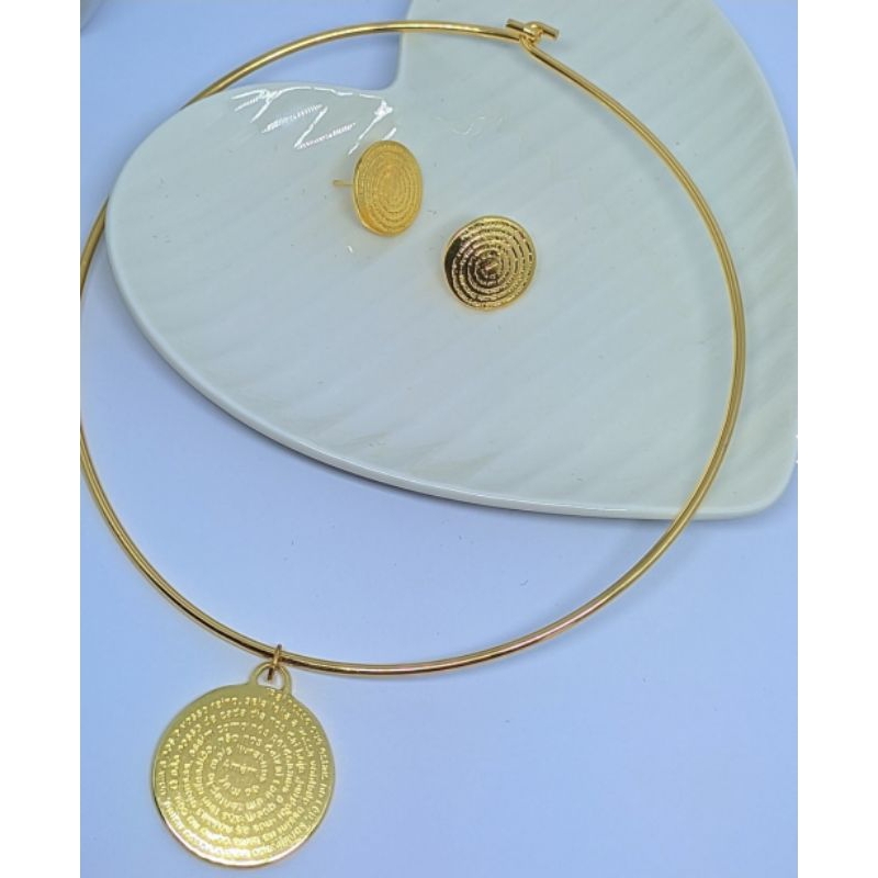 Kit Colar e Brincos Choker Religioso Aro Rigido Fino Liso com Pingente Medalha Redonda Oração Pai Nosso Folheado Ouro