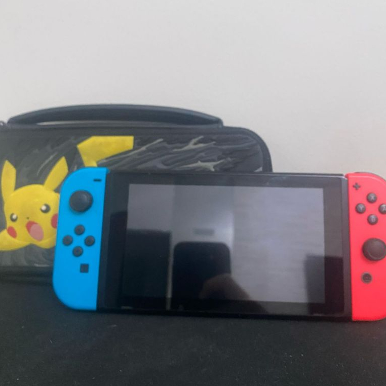 Nintendo switch V2, com 4 jogos e bolsa para switch (USADO)