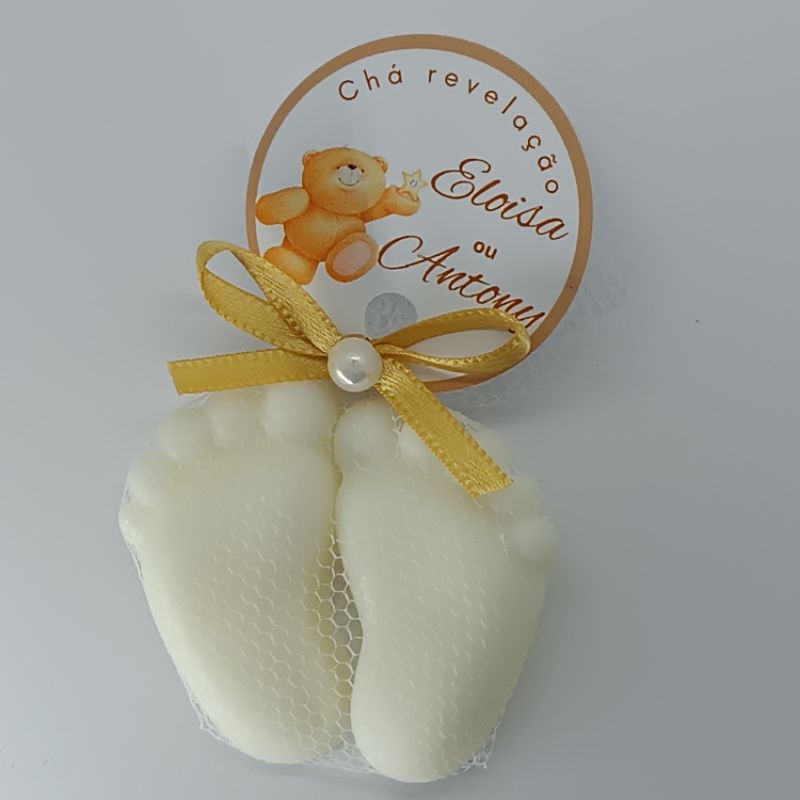Pezinhos brancos chá revelação com ursinho dourado- kits com 10 a 40 pares