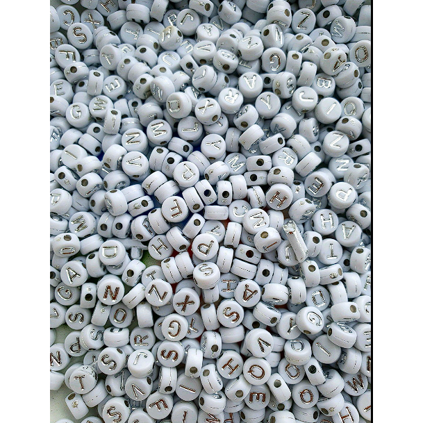 Miçanga Redonda Alfabeto Branca com Letra Prata em Oferta na Shopee