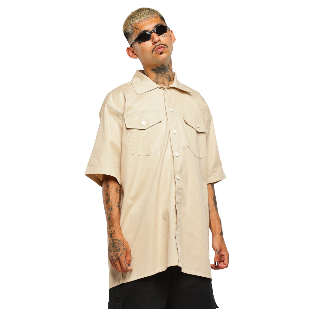 Camisa work shirt masculina bege estilo chicano hiphop americano streetwear