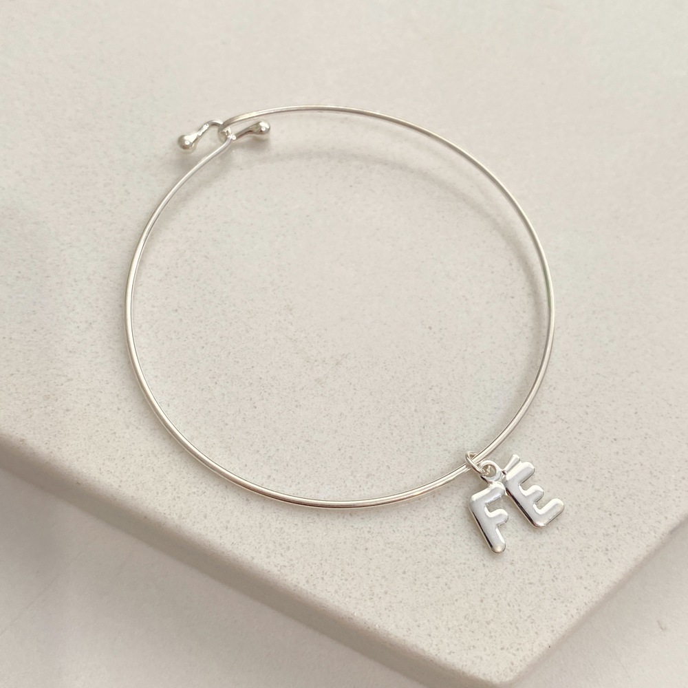 Pulseira bracelete em aro rígido com pingente Fé folheada a ouro ou prata