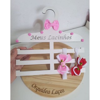 Porta laço de bebê Rn MDF branco de menina infantil decorado para faixinha meia seda organizador enxoval .