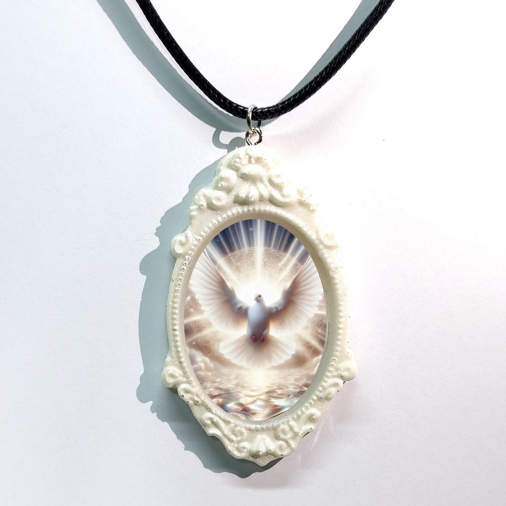 Colar Camafeu Espírito Santo: Jóia Divina que Ilumina e Protege com Estilo