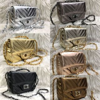 Bolsa Estilo Chxnel Bordado V Material Metalizada Com Corrente Transpassada E Fecho Giratorio