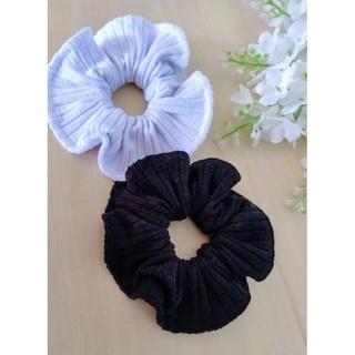 KIT 2 XUXINHAS DE CABELO CANELADAS / SCRUNCHIE / RABICÓ / AMARRADOR. CORES: BRANCO E PRETO