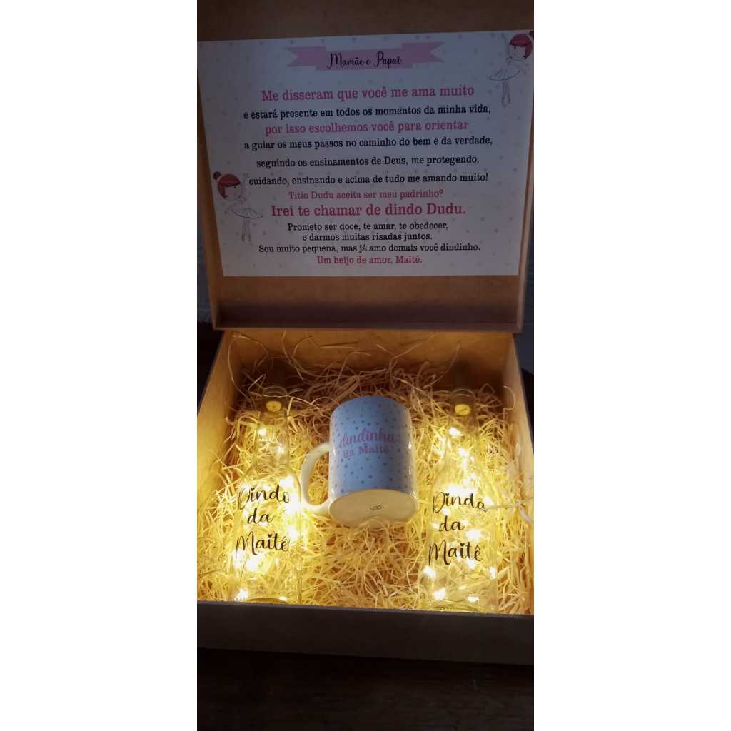 Caixa mdf Personalizada para Padrinhos contém uma caneca e duas garrafas com LED personalizadas