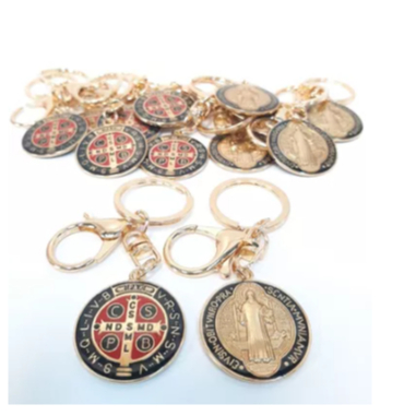 kit 6 Chaveiro Metal  Dourado Resinado Medalha São Bento Colorido E Dourado lcom mosquete /lembrança/revenda