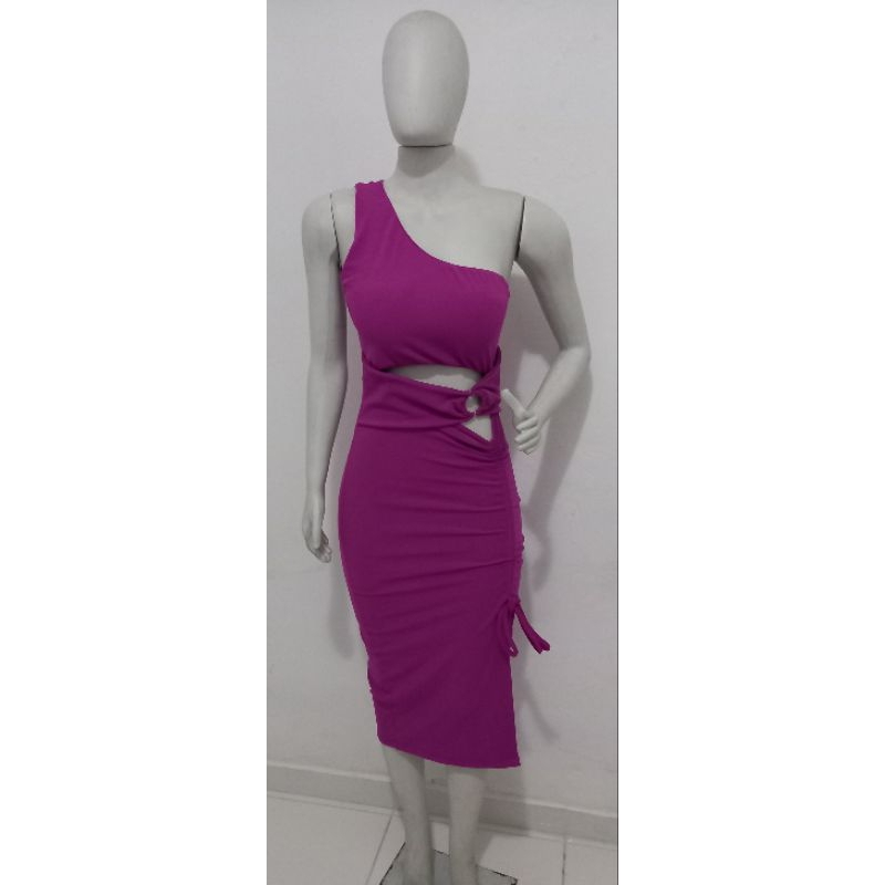 VESTIDO MIDI CANELADO LONGO MULA MANCA COM BOJO.DETALHE COM ARGOLA NA FRENTE  E AMARRAÇÃO NA LATERAL COM OPÇÃO DE DEIXAR MAIS CURTO OU COMPRIDO.TAMANHO UNICO VESTE ATE O TAMANHO G