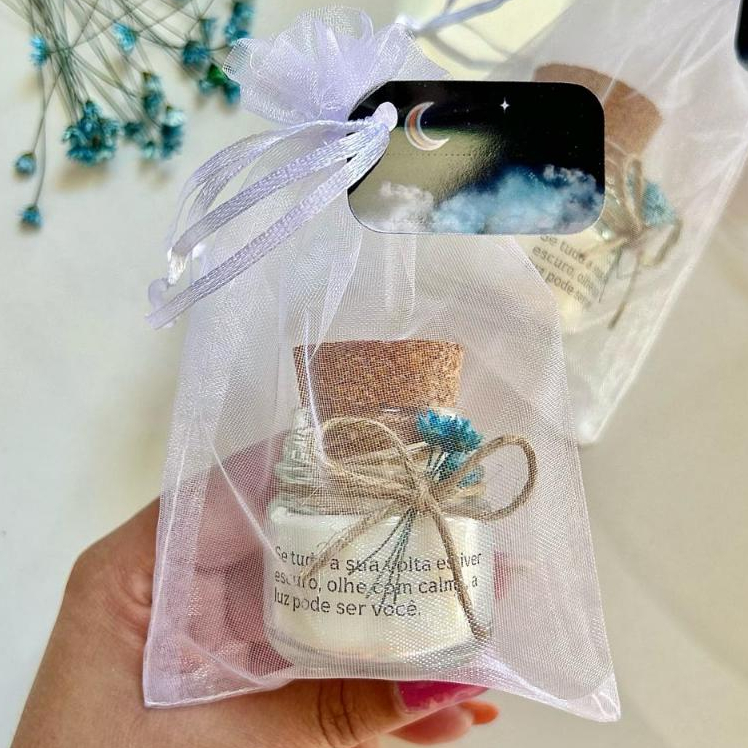 KIT 10 VELAS AROMÁTICAS COM FLOR SEMPRE VIVA NO SAQUINHO DE ORGANZA + TAG PERSONALIZADA