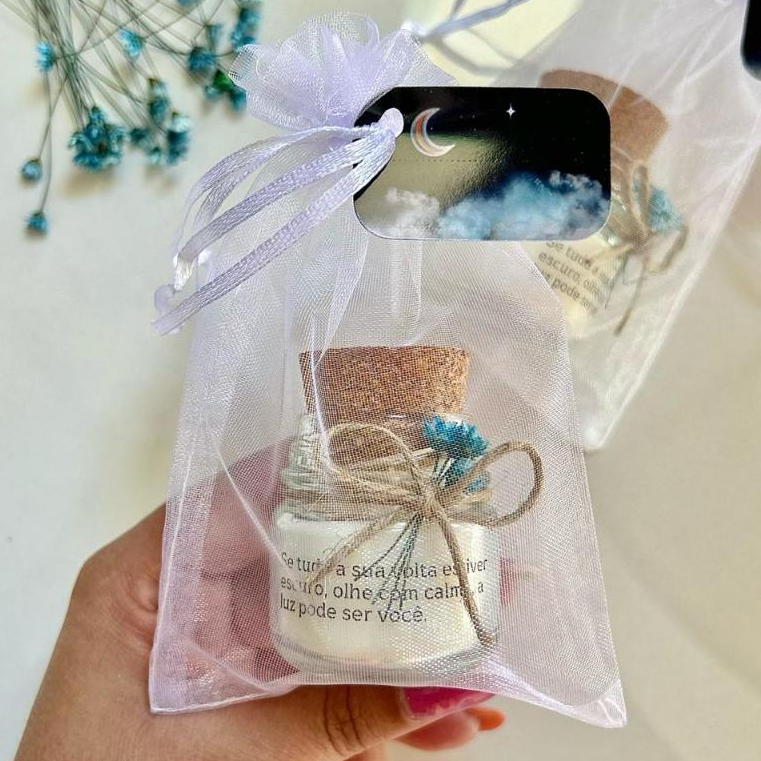 7 Mini Velas Aromáticas com flor sempre viva e saquinho de organza - Lembrancinha para casamento