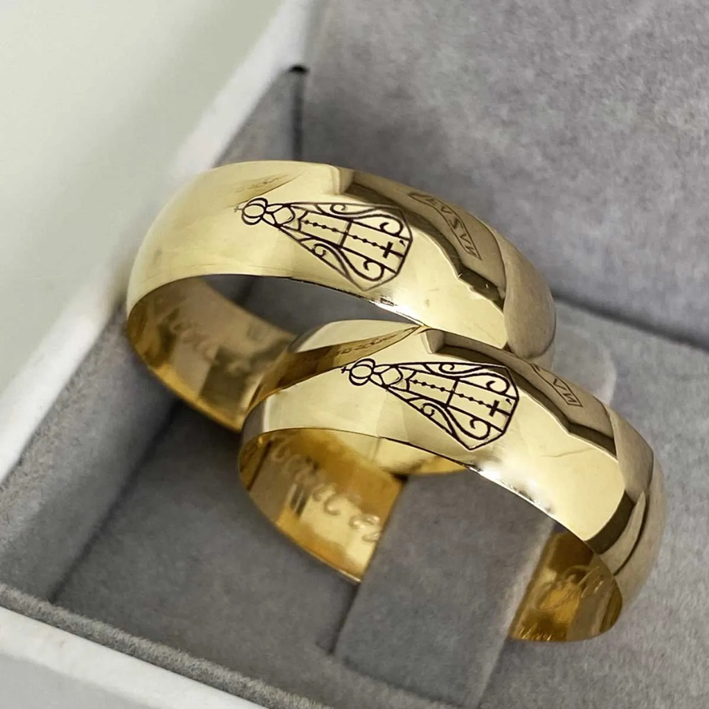 Par Aliança Dourada Folheada Com Gravação Nossa Sra 6mm