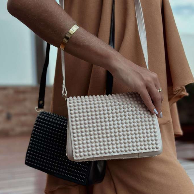 Bolsa Transversal Feminina Injetada Pvc Pérola Várias Cores Com Alça Removível