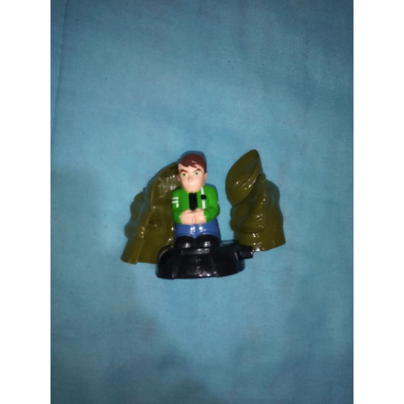 Boneco Ben 10 com capa de Alien