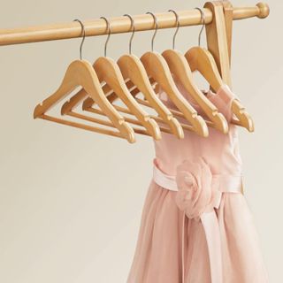 Kit 10 Cabides de Madeira Marfim Com Verniz Modelo Infantil em Oferta na Shopee