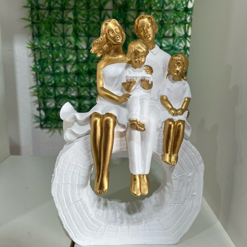 Escultura Estatua Estatueta Familia Sentado No Tronco- Pai, Mãe, Filha e Filho- Design de Interiores