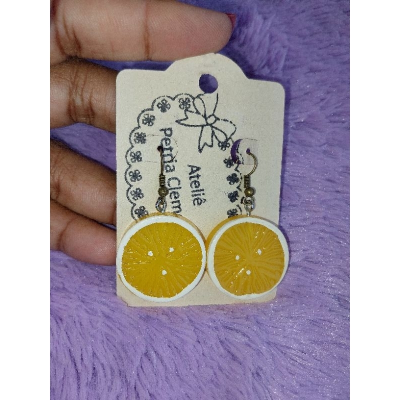 Brinco de Resina fruta laranja / brinco diferente / brinco bonito com base anzol / temos base antialérgico e base de brinco de pressão