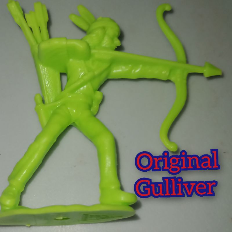 Índio Gulliver original com arco e flecha na cor verde claro