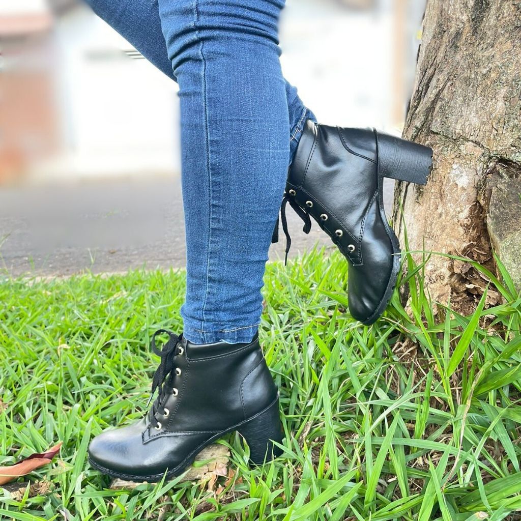 Bota Coturno Feminina Com Saltinho e Cadarço de Amarrar Tratorada Preta