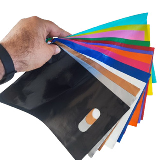 kit 25 sacolas plásticas alça boca de palhaço vazada 20x30 - Cores sortidas/ 5 cores, sem escolha em Oferta na Shopee