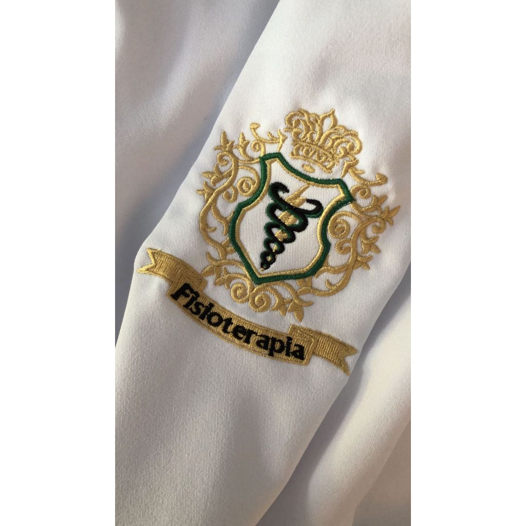 Jaleco tradicional com bordado de nome + brasão de curso em Oferta na Shopee