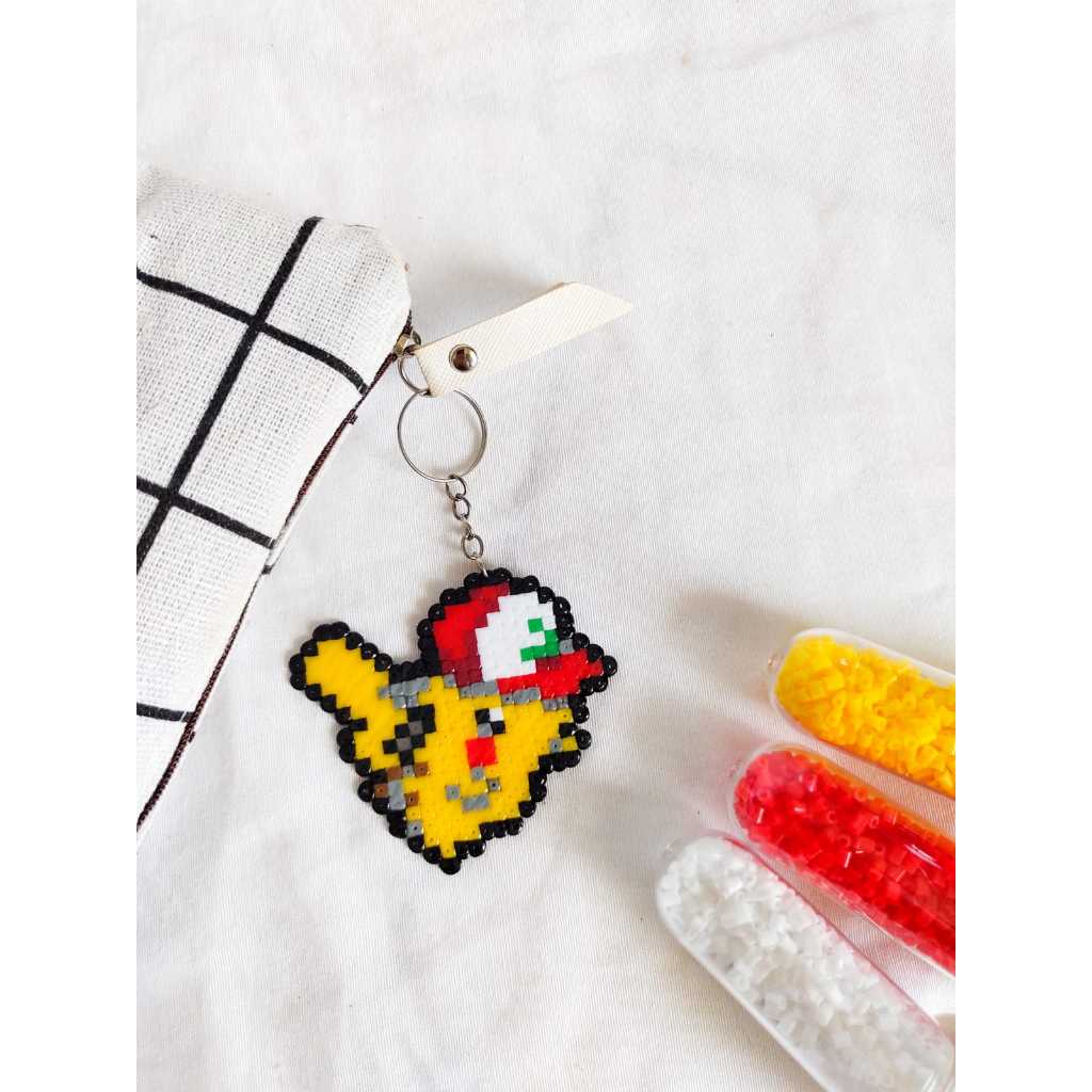 chaveiro pikachu com boné pixel art pokemon hama beads