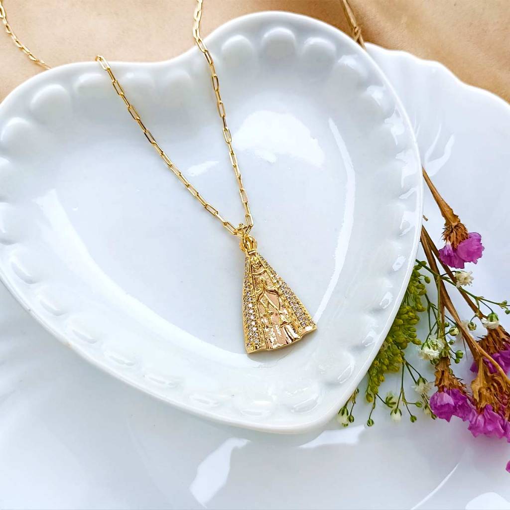 Colar Religioso com Pingente de Nossa Senhora Aparecida Grande Cravejado de Zircônias Folheado em Ouro 18K Softjoias
