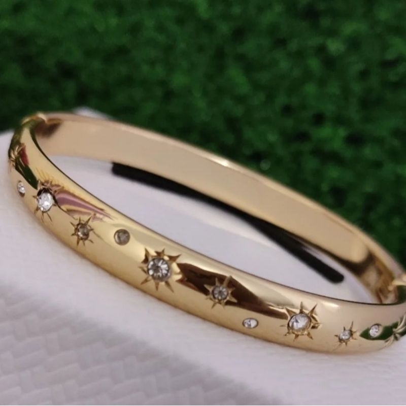 Pulseira Bracelete Feminina Dourada com Zircônias Cravejadas 68mm Semijoia Luxo