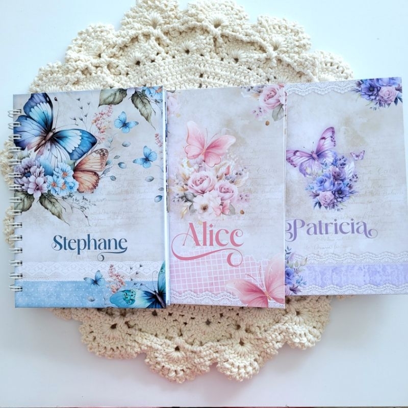KIT CADERNO PAUTADO FLORAL BORBOLETA: KIT COM CADERNO + MINI CALENDÁRIO DE MESA + MARCADOR DE PÁGINAS MAGNÉTICO
