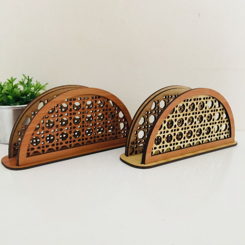 Porta Guardanapo em formato de Palhinha Indiana em mdf  cor pinus e moldura cor peroba rosa decora mesa posta sala escritório home office porta cartao cozinha churrasqueira espaço gourmet telinha Boho Chic ratan tela telinha copa estilo