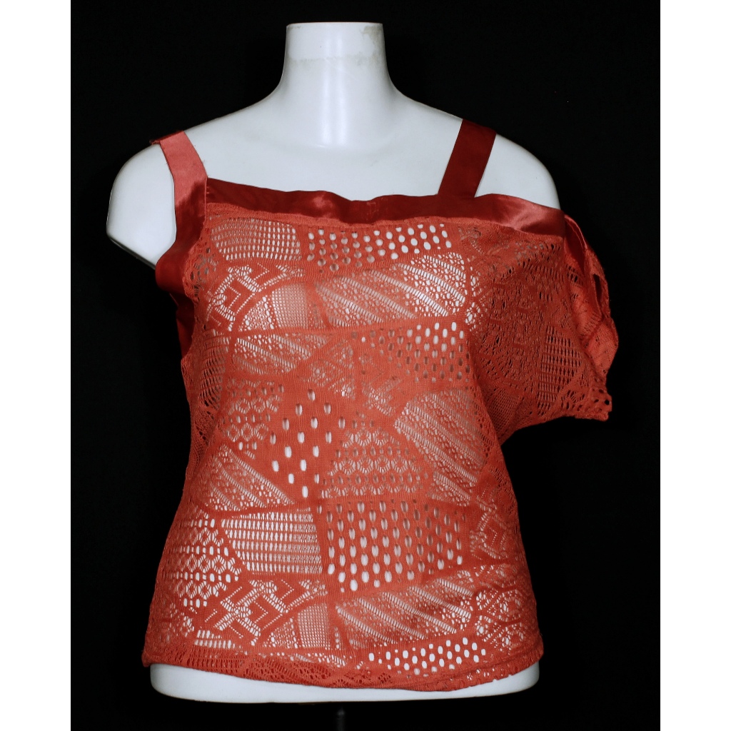 Blusa feminina de renda e cetim laranja com transparência - COM MARCAS DE USO - Veste G - Ref. 1951 (brechó)