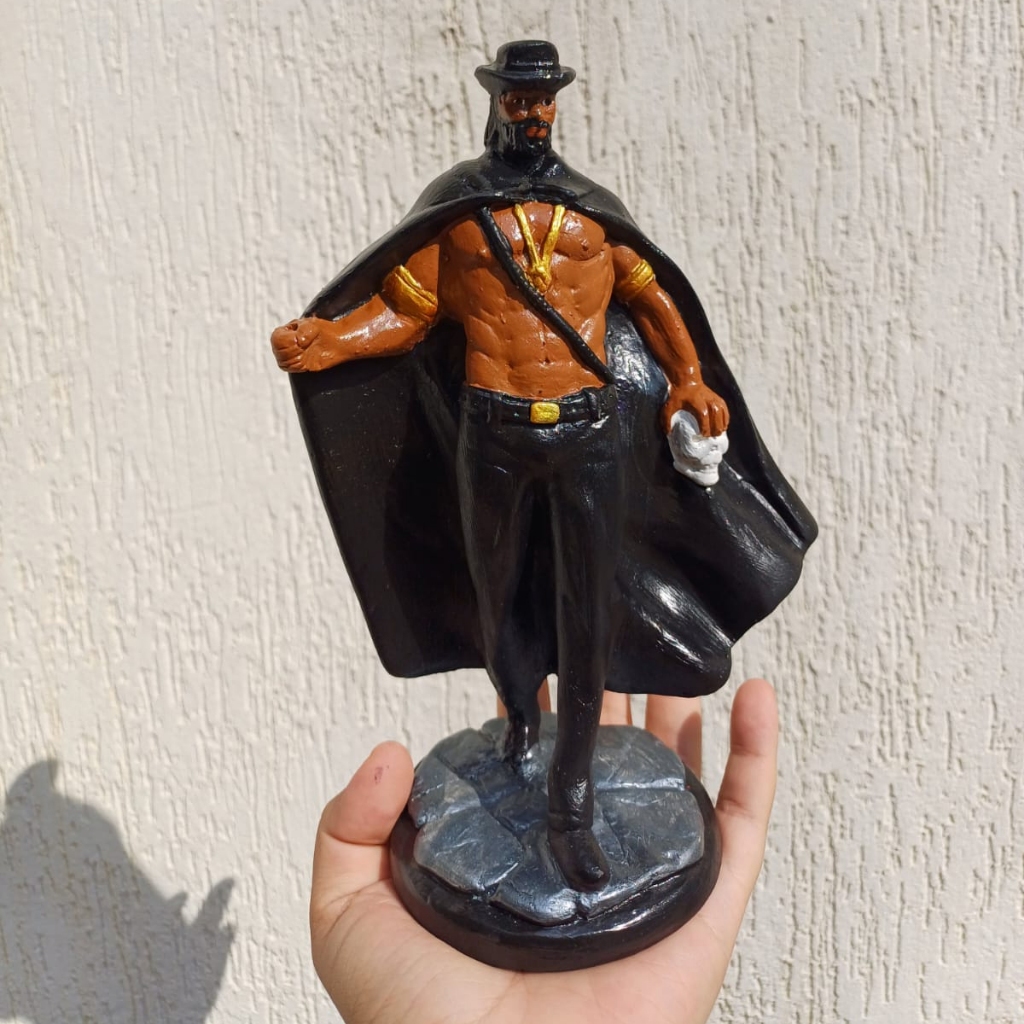 Imagem Exu Tranca Ruas Com Capa Preta 23cm Em gesso Para Assentamento Firmezas Umbanda