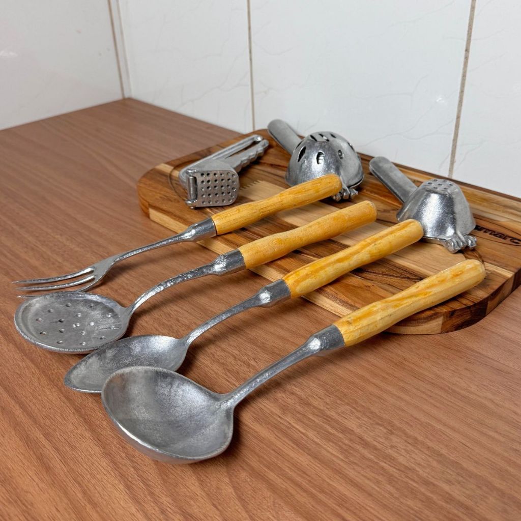 Conjunto de Utensílios em Alumínio Reforçado e Espremedores com Sanduicheira (Baurutex)
