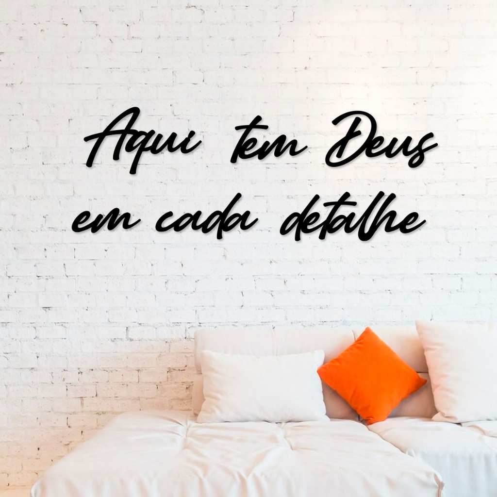Frase Decorativa Aqui tem Deus em cada Detalhe feito em MDF Preto de 3mm Promoção