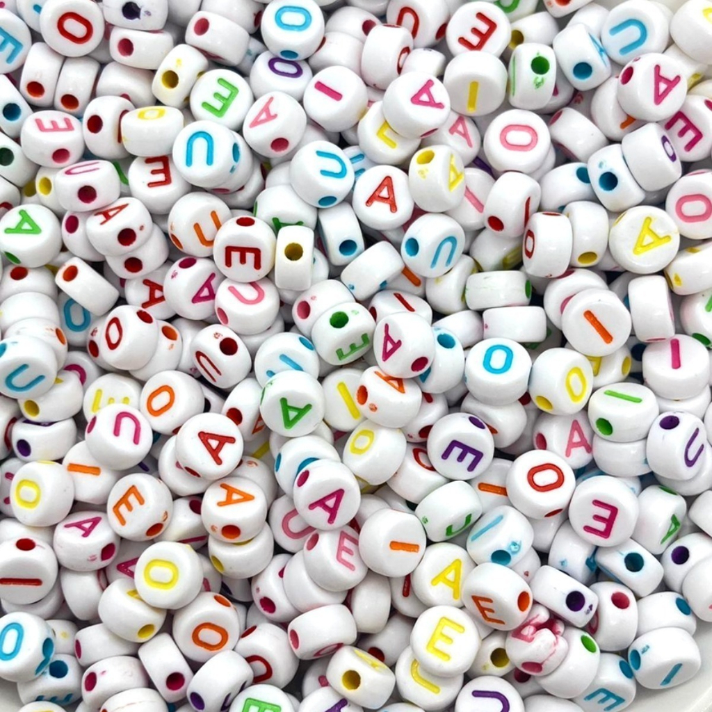 MIÇANGA INFANTIL LETRAS COLORIDAS VOGAIS - A E I O U - Aprox. 600 Peças