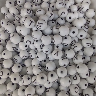 MIÇANGA INFANTIL LETRAS BRANCA COM PRETA FORMATO BOLA Aprox. 600 UNID. em Oferta na Shopee