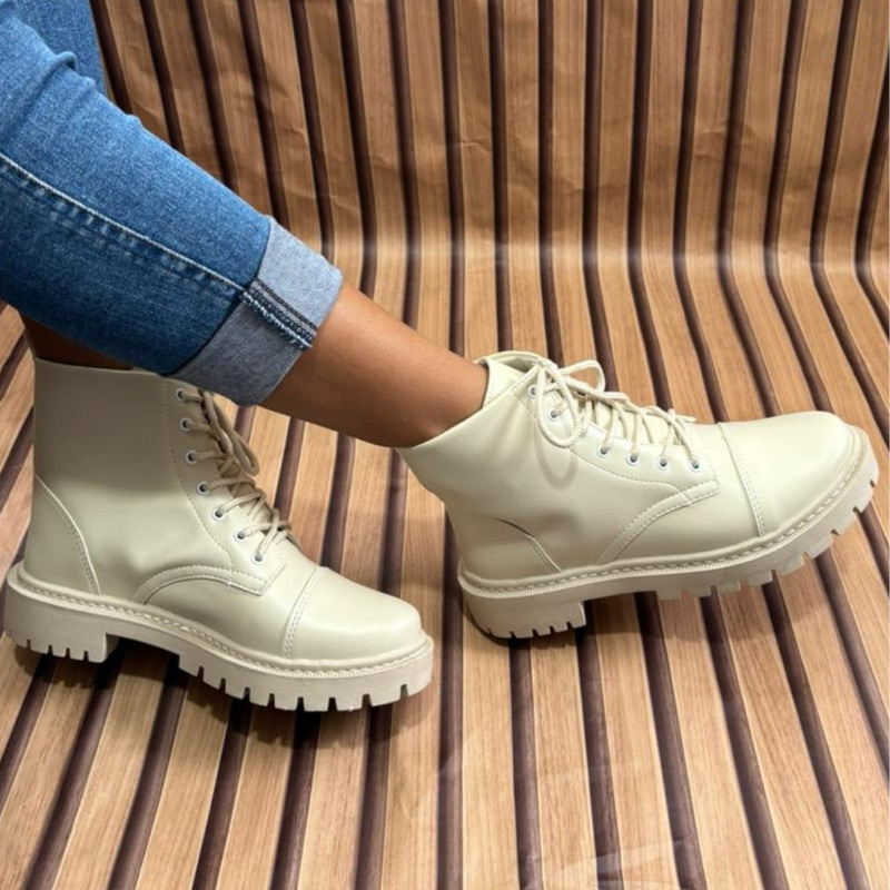 Bota Feminina Coturno Tratorado Salto Baixo Cano Curto Delicado