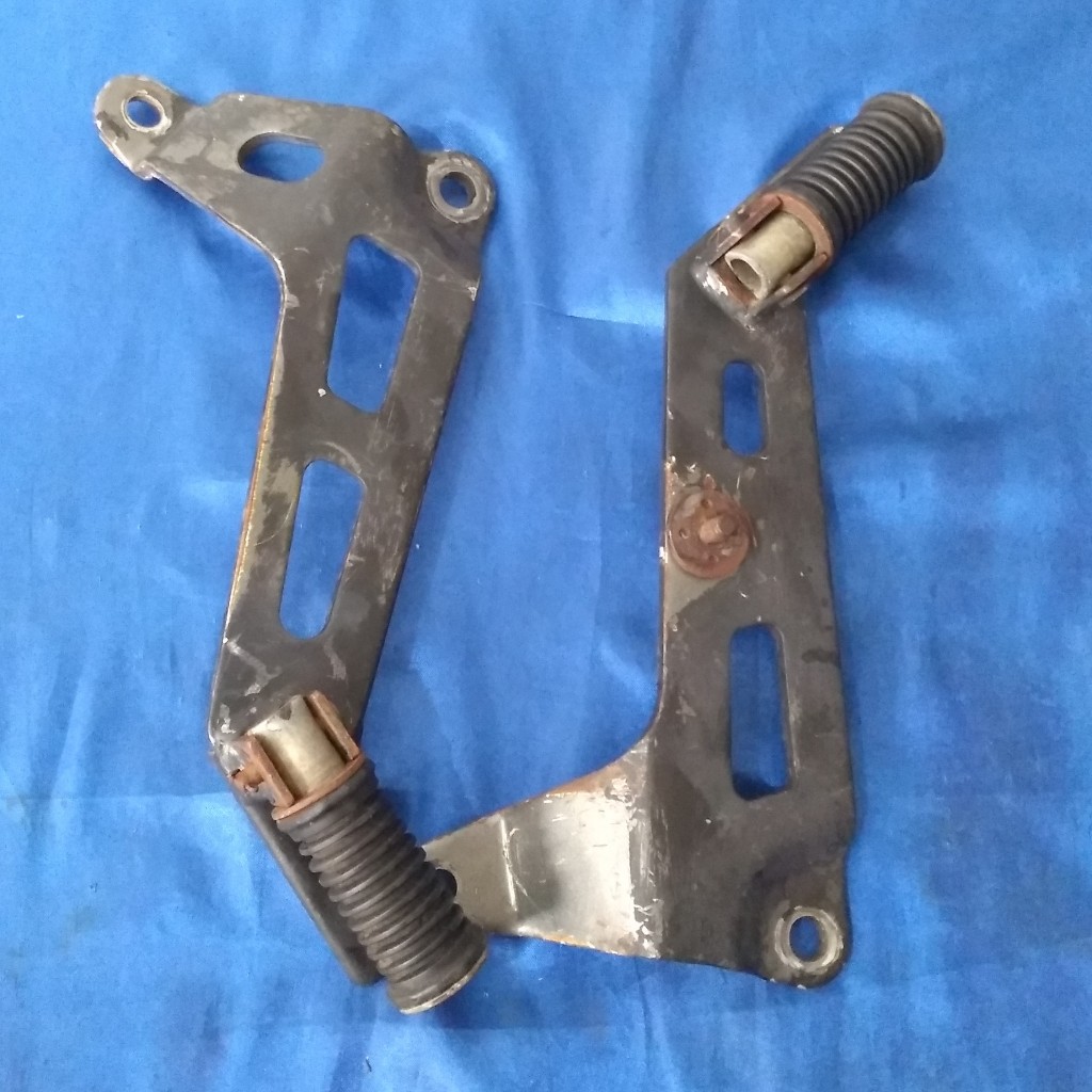 Par de Bacalhau e Suporte da pedaleira Yamaha Crypton 105 (1998 a 2004) original