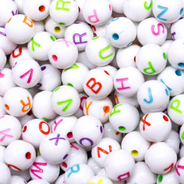 MIÇANGA INFANTIL LETRAS BRANCA COM COLORIDO FORMATO BOLA Aprox. 1200 UNID. em Oferta na Shopee