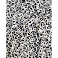 MIÇANGA INFANTIL QUADRADO - Alfabeto - Letras - 6mm - BRANCAS LETRAS PRETAS Aprox. 800pçs