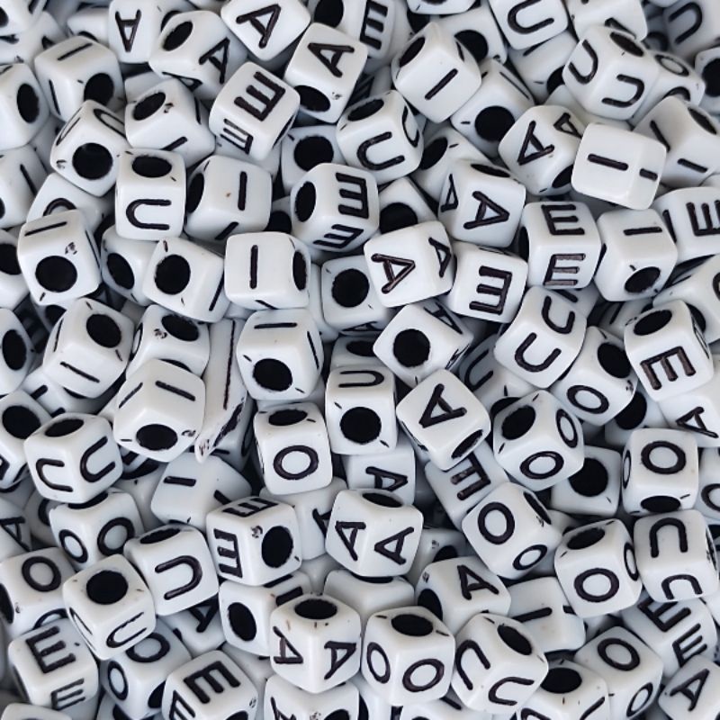 Miçanga Quadrada Letras Vogais - 6mm - 600 peças