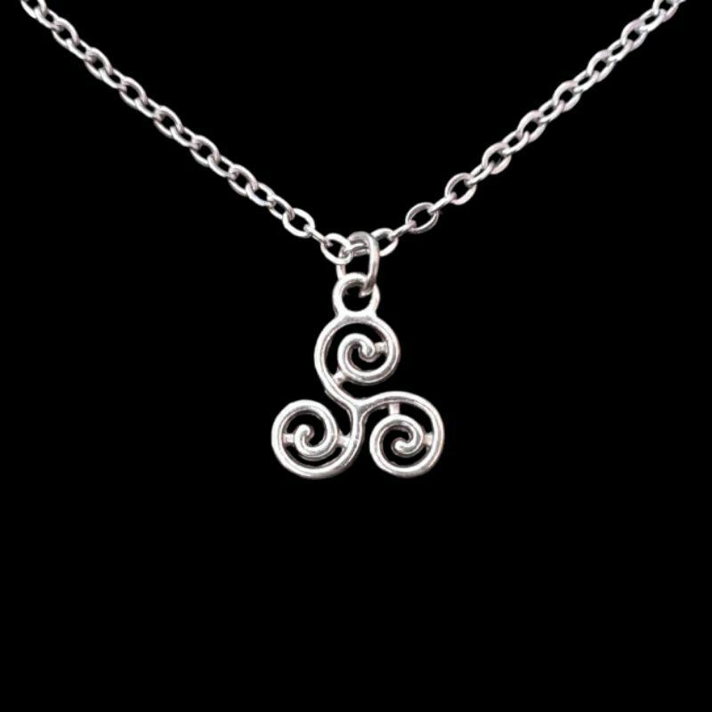 Colar Triskle celta, deuses, deusa, witch, witchcraft, bruxa, esoterismo, símbolo, simbolismo em Oferta na Shopee