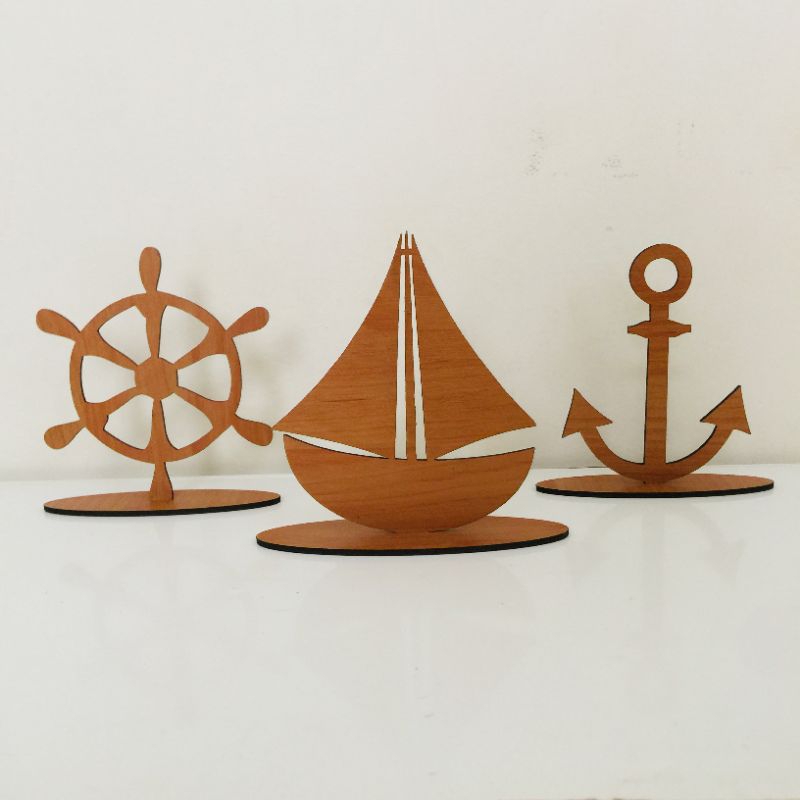 Kit Trio Marinheiro de Plaquinhas Leme Barco Âncora em mdf cor madeira peroba rosa ou pinus náutico mar barquinho timão quarto bebê menino tema mar navegar