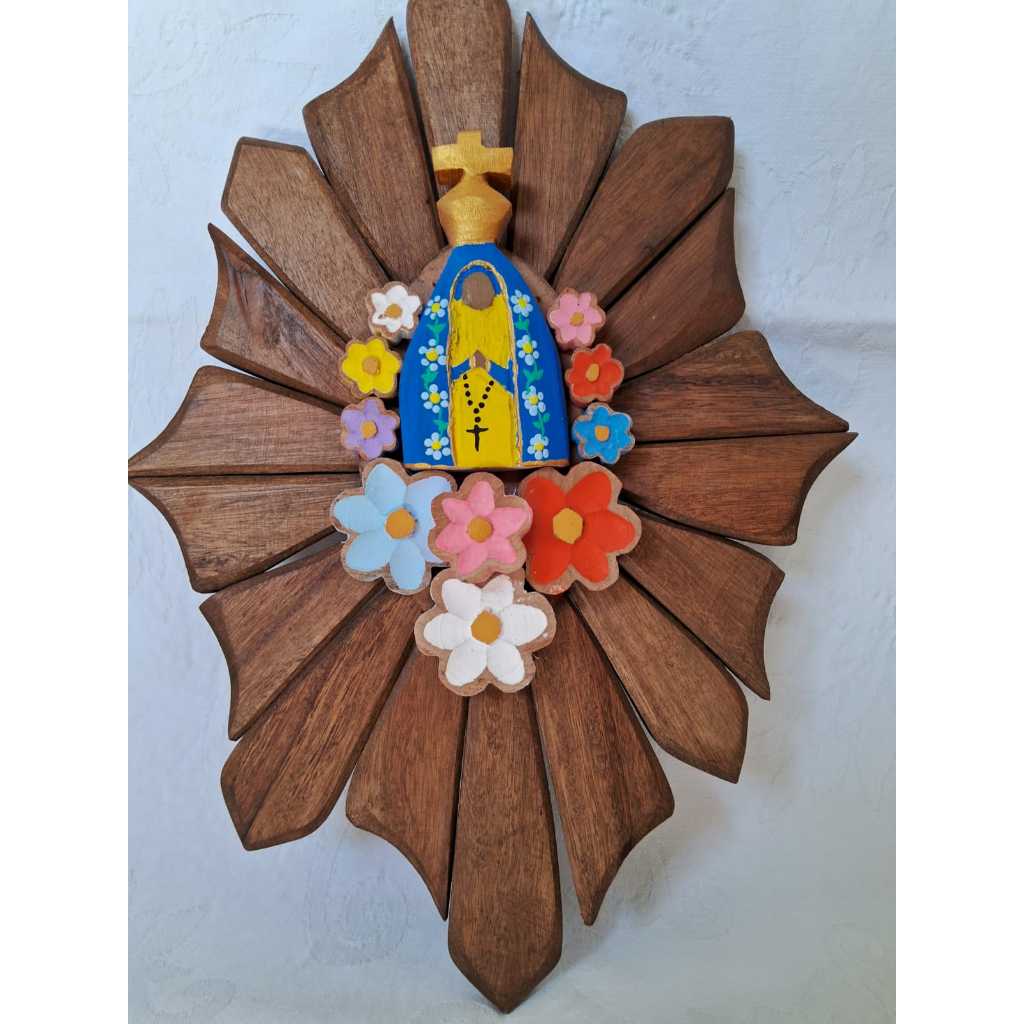 Quadro com flechas em madeira, Nossa Senhora Aparecida e flores em madeira 35x22cm em Oferta na Shopee