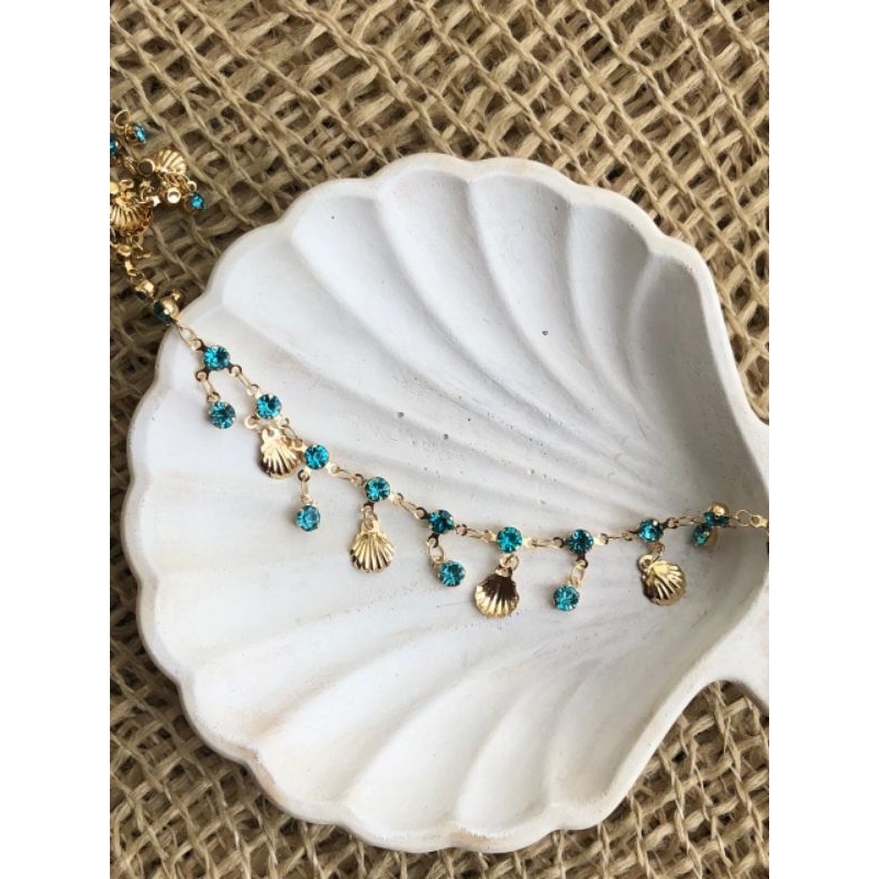 Choker dourada inox com pingentes de conchas e pedras azuis