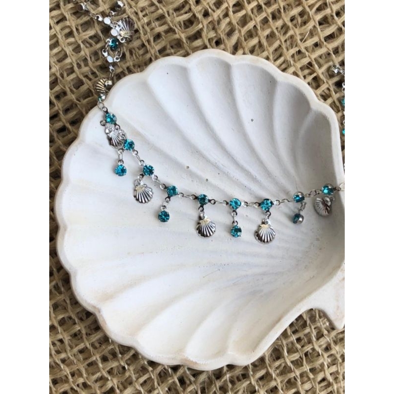 Choker inox com pingentes de conchas e pedras azuis