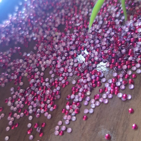 chapinha 1.8 varias cores-aprox.500 peças- pedrarias para adesivos  e joias de unhas - nail art